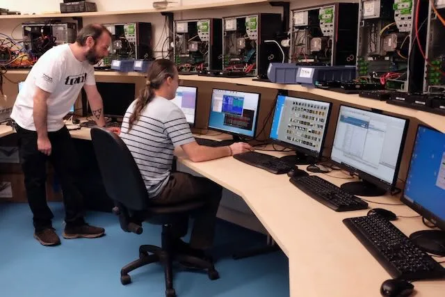 Dva technici v laboratoři konzultují postup obnovy dat