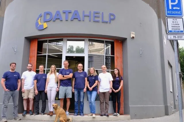 Tým DataHelp a RecoveryCentrum před budovou firmy